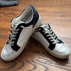 Vintage Havana Skip on Stylish Black and White Sneakers